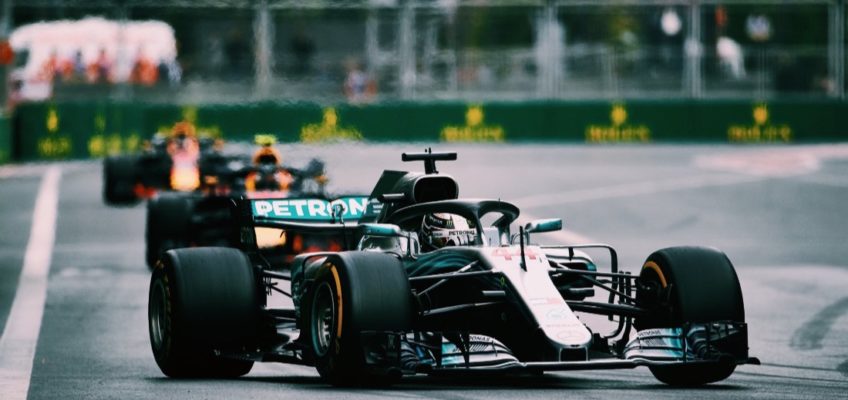 F1 | Hamilton keeps a cold head and wins a chaotic Azerbaijan GP